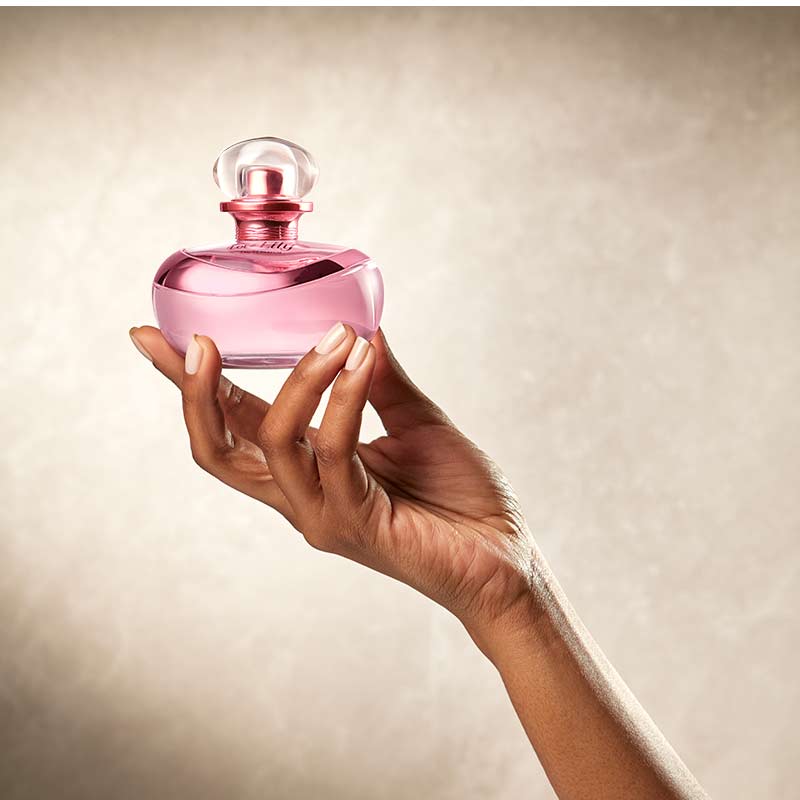 Love Lily Eau de Parfum 75ml Frasco de perfume rosa segurado por mão