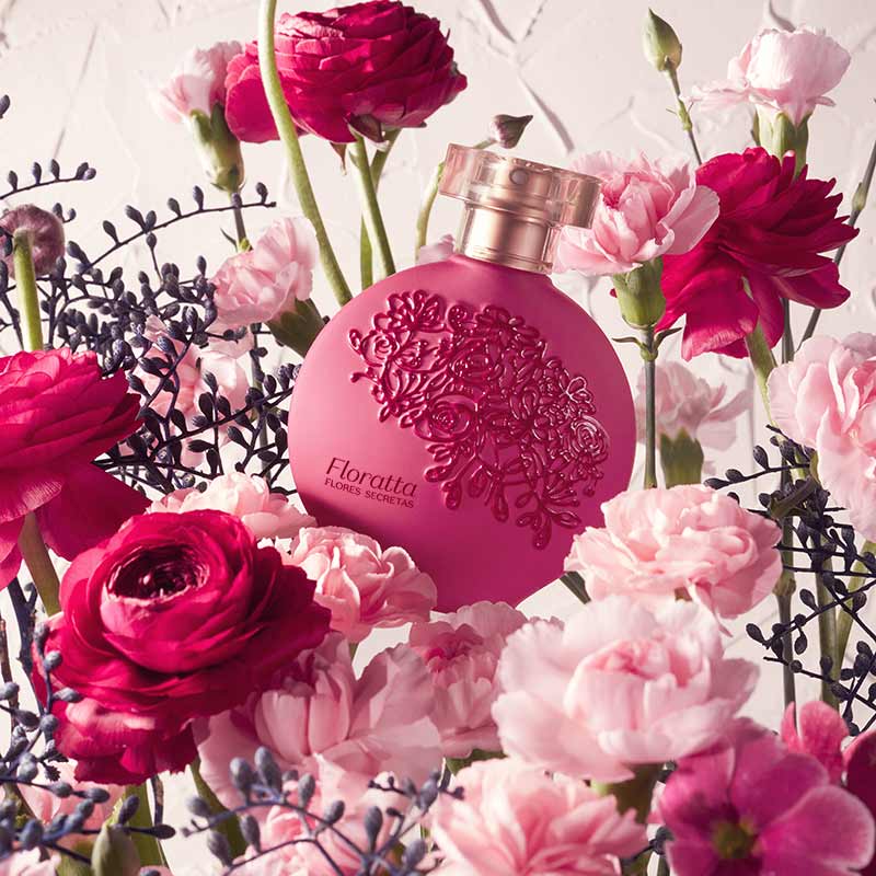 Floratta Flores Secretas Eau de Toillete 75ml Frasco de perfume rosa decorado com relevo floral entre flores naturais coloridas