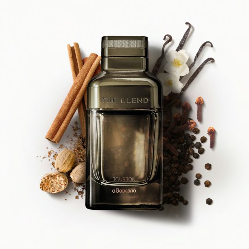 The Blend Bourbon Eau de Parfum 100ml Frasco de perfume THE BLEND Bourbon cercado por especiarias sobre fundo branco