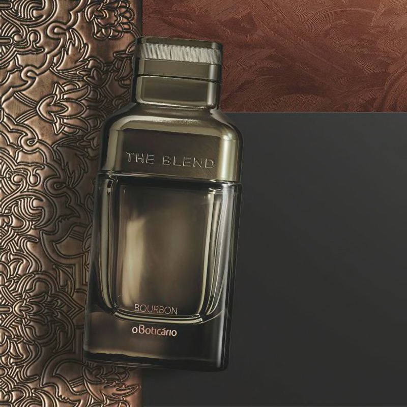 The Blend Bourbon Eau de Parfum 100ml Frasco de perfume THE BLEND BOURBON O Boticário sobre superfície decorativa