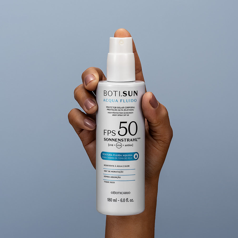 Boti.Sun Protetor Solar Corporal Spray FPS50 180ml Frasco branco de protetor solar BOTISUN FPS 50 na mão com fundo cinza