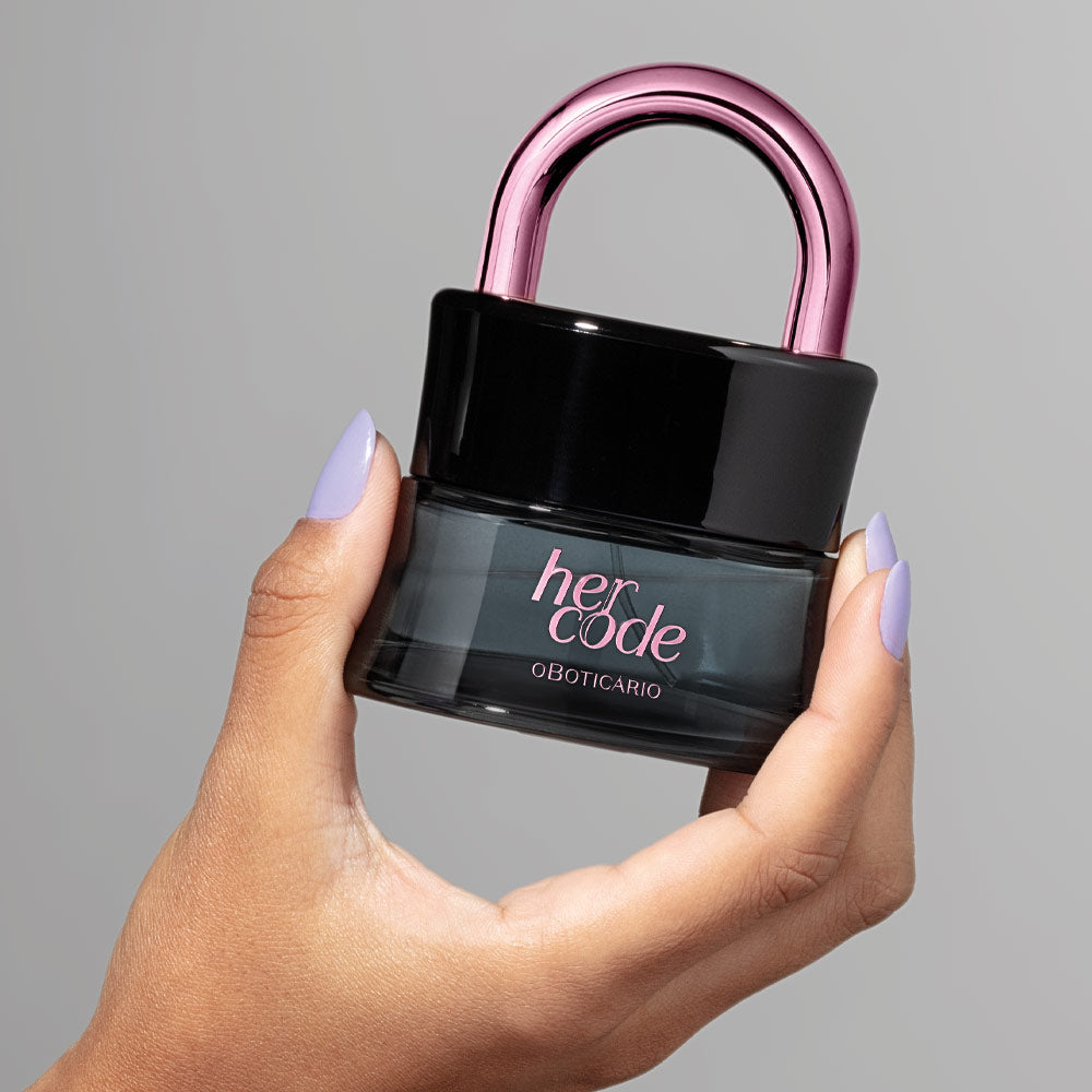 Frasco de perfume 'her code' O BOTICARIO cinza escuro com tampa preta e alça rosa metálica