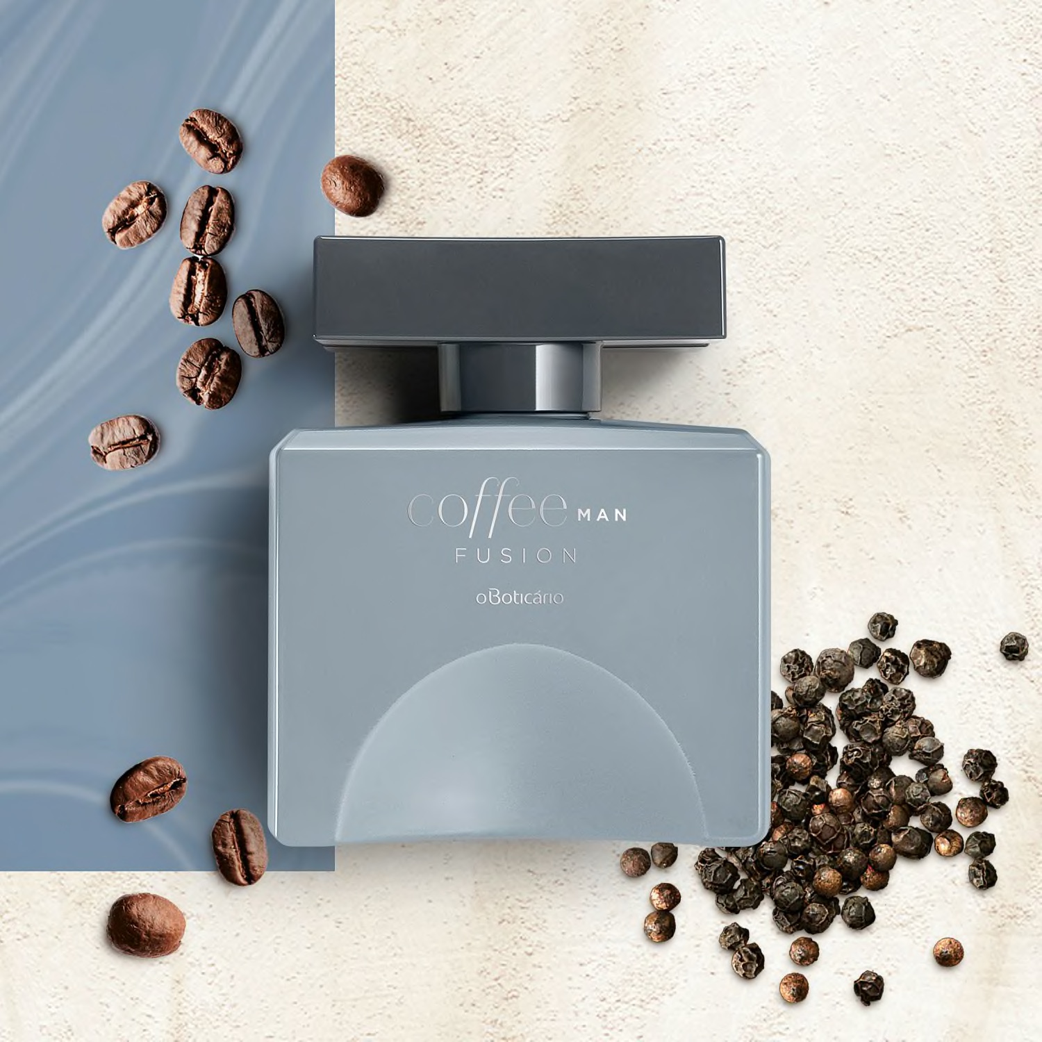 Coffee Man Fusion Eau de Toilette 100ml Frasco de perfume cinzento com texto sobre café e grãos de café ao redor