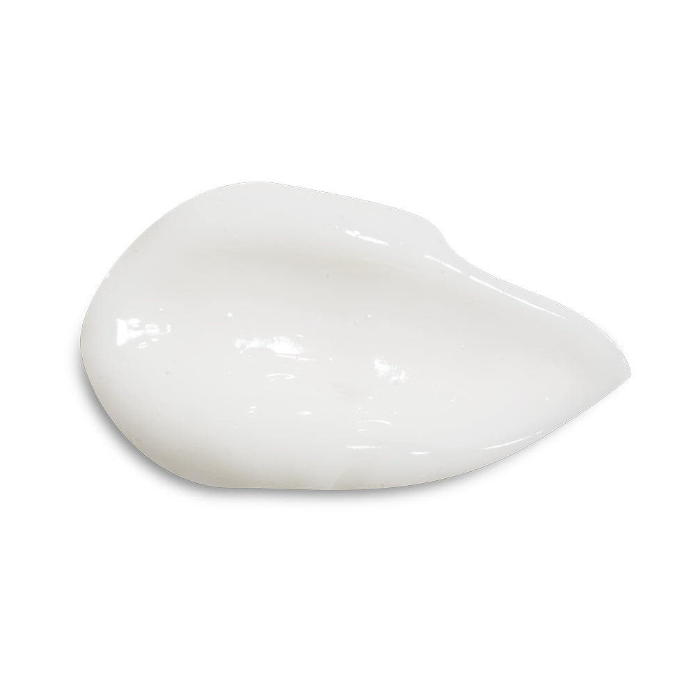 Gota de creme branco brilhante sobre fundo branco