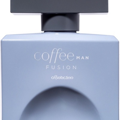 Frasco de perfume azul fosco com texto 'coffee MAN FUSION oBoticário'