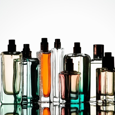 Frascos de perfumes de vidro com líquidos coloridos e tampas pretas