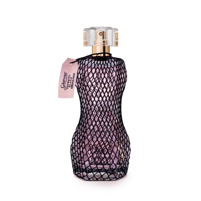 Frasco de perfume feminino rosa com rede preta e tampa transparente