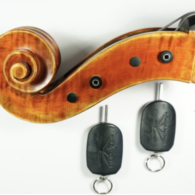 Parte superior de violino em madeira laranja com cravelhas pretas e dois afinadores pretos STRINGSION