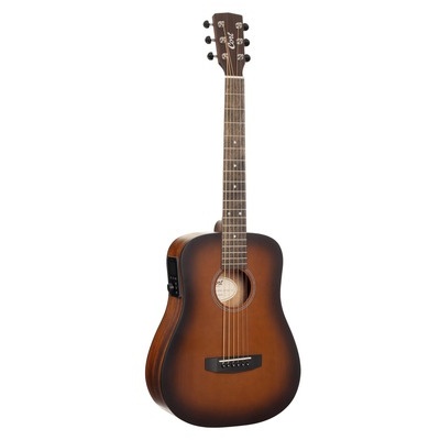 Guitarra acústica castanha com 6 cordas e marca Cort na cabeça