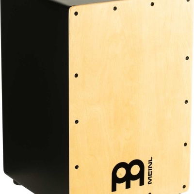 Cajón percussionista em madeira preta com frente clara e logótipo MEINL
