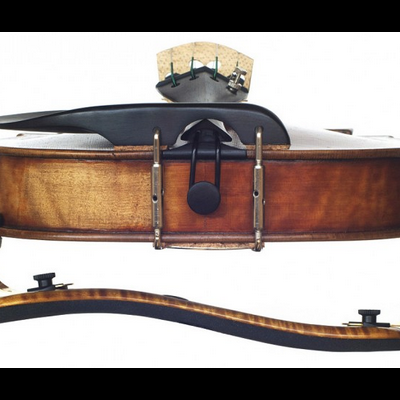 Violino marrom de madeira com queixo preto e ombreira detalhada sobre fundo branco