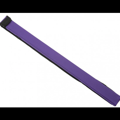 Faixa elástica roxa com ponta preta em fundo branco