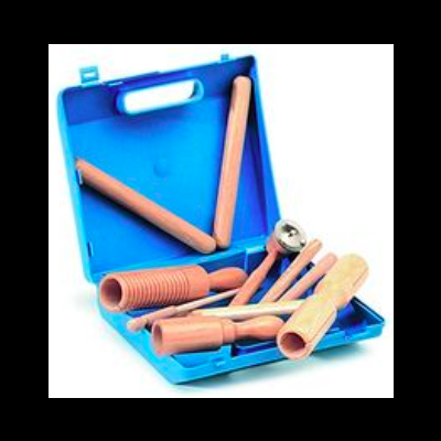 Conjunto de ferramentas em caixa azul com peças em madeira