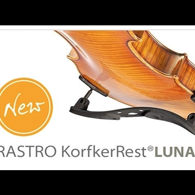 Suporte para instrumento de cordas em madeira castanha com suporte preto e texto promocional