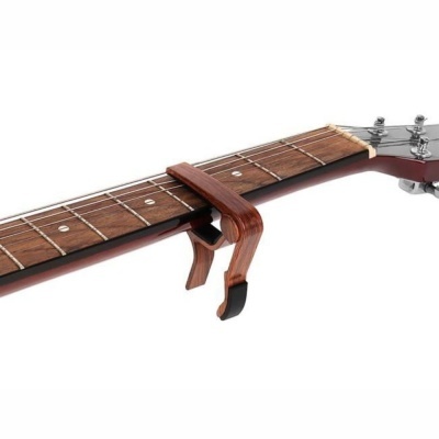 Capotraste de madeira em guitarra acústica