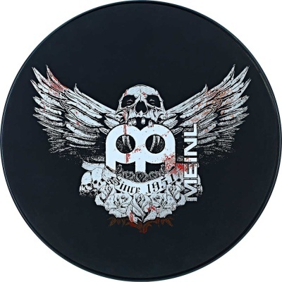 Pele de bateria preta com estampa de crânio e asas e texto Since 1923 e METAL