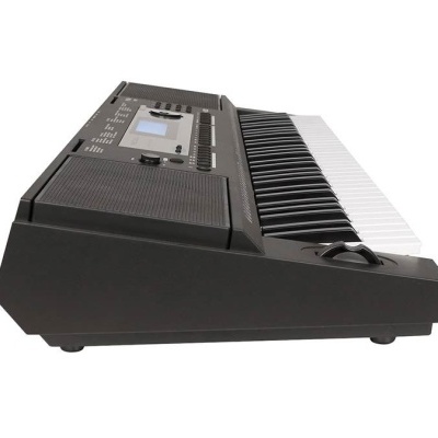 teclado musical digital preto com teclas brancas e pretas