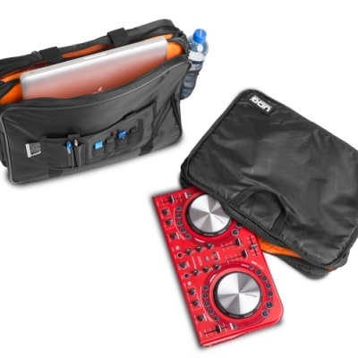 Mala preta com portátil, garrafa de água e controlador de DJ vermelho com estojo preto aberto