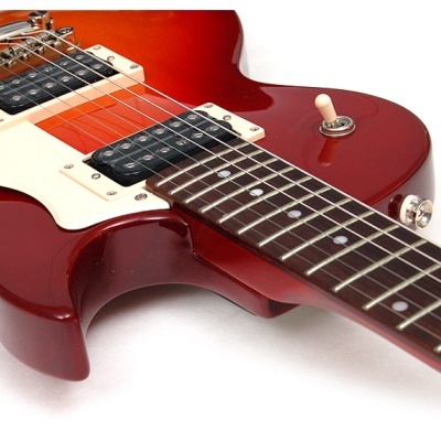 Guitarra elétrica vermelha com captadores pretos e braço com trastes