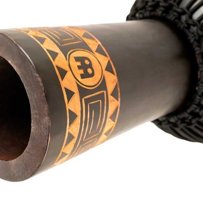 Djembé em madeira com padrão geométrico amarelo e preto, cordas pretas e fundo branco