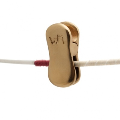 Pregador dourado de metal com gravação w/m e fio branco com parte vermelha