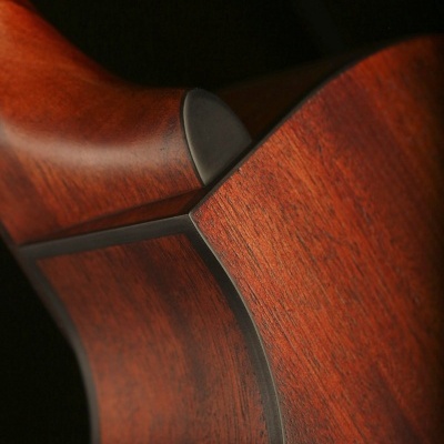 Corpo e braço de violão em madeira castanha com acabamento liso