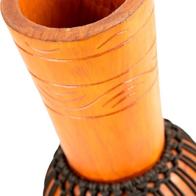 Instrumento musical de madeira com cordas pretas trançadas no corpo