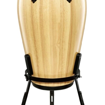 Congas claras de madeira com tripé preto ajustável.