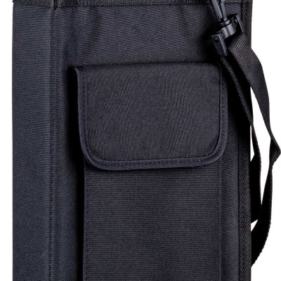 Bolsa preta para transporte com bolso frontal e alça removível.