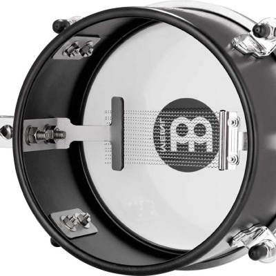 Caixa de bateria pequena preta e prateada com peles transparentes e ferragens cromadas