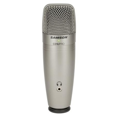 Microfone de estúdio prateado e metálico com grelha em malha e texto SAMSON CO1U PRO