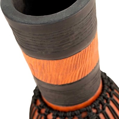 Instrumento de madeira com detalhes pretos e fios trançados