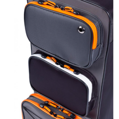 Mala preta com bolsos frontais de tecido e fechos laranja e branco