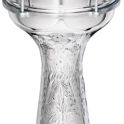 Darbuka metálica prateada com padrão floral e pele branca com logótipo Meinl