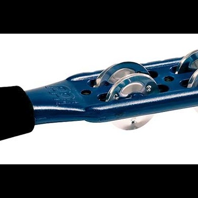 Utensílio musical com alça preta e estrutura azul com sinos prateados.