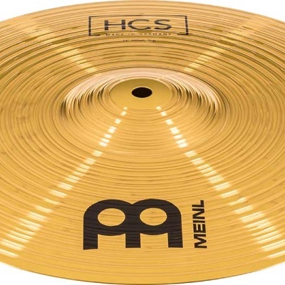 Prato de bateria dourado com textos HCS e MEINL