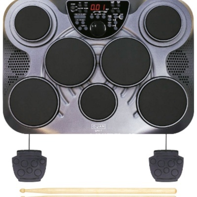 Bateria eletrónica preta e cinzenta com 7 pads, painel digital, pedais e baquetas