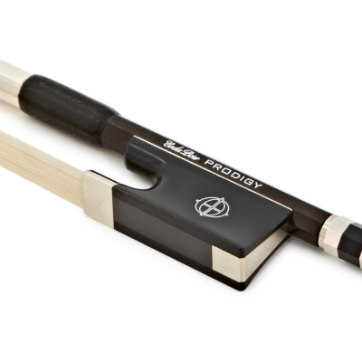 Arco de violino preto e madeira clara com detalhes em metal prateado