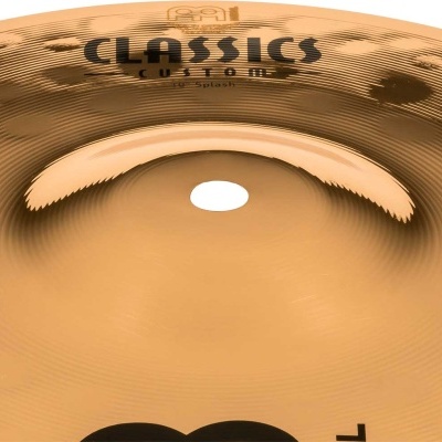 Prato de bateria dourado com texto 'CLASSICS custom 10