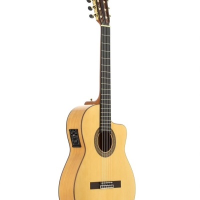 Guitarra acústica em madeira clara com corte e equalizador embutido