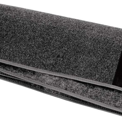 Toalha cinzenta escura com etiqueta preta e vermelha