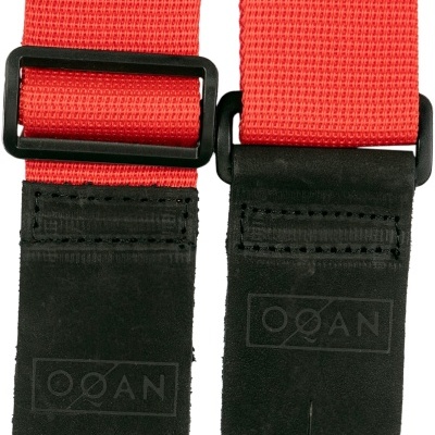 Correia vermelha para instrumento musical com extremidades pretas e logo OOAN