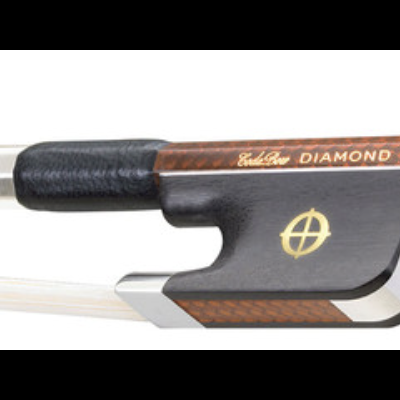 Arco para violino em madeira escura com detalhe em carbono e branco