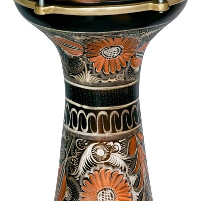 Darbuka cerâmica preta com padrões florais e armação dourada.