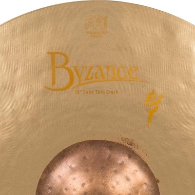 Prato musical dourado com texto Byzance 18