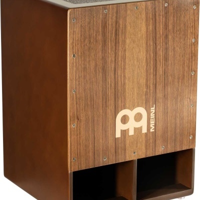 Cajón musical de madeira castanha com logótipo MEINL na frente e tampo acolchoado cinza.