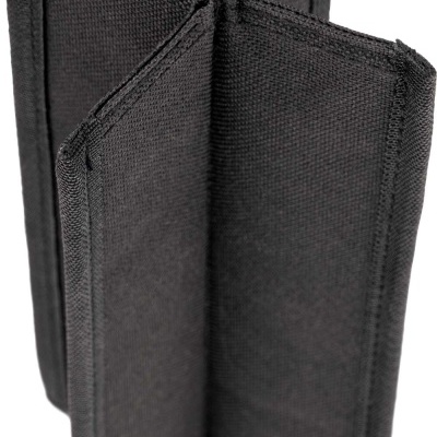 Suporte ou porta-cartões em tecido preto com quatro painéis em fundo branco