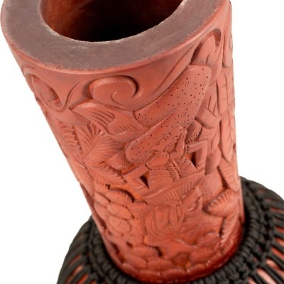 Vaso de cerâmica vermelha com entalhes decorativos e base com corda preta trançada