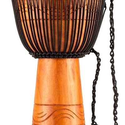 Tambor tipo djembé em madeira clara com cordas pretas e couro natural