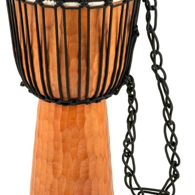 Tambor djembe em madeira esculpida com pele natural e cordas pretas.